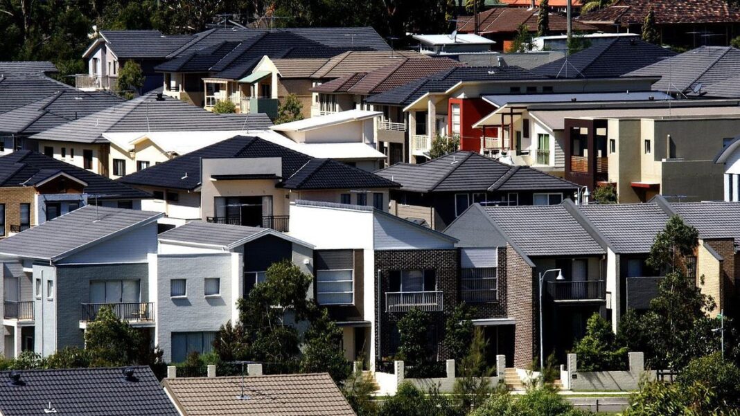 Stressed mortgage holders are unlikely to see an interest rate cut emerge from the RBA meeting today. (Photo by ROB HOMER SPECIAL 103506) (Rob Homer) (Nine)