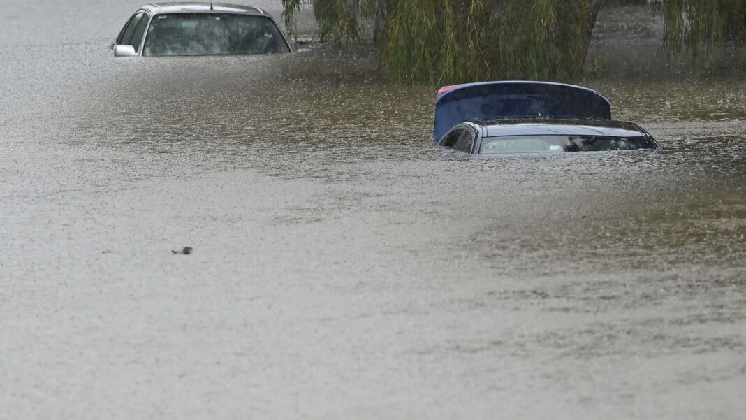 Flooded cars at Edmondstone Street in Newmarket in Brisbane. (Getty)