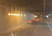 시드니 M5 공항 터널 트럭 충돌로 스프링클러 작동 A truck set off multiple sprinklers in the M5 tunnel this morning. (Nine Supplied)