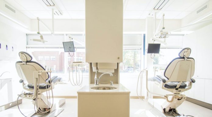 임플란트 틀니도 틀니치과에서 상담하실 수 있습니다.