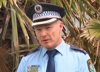 시드니 야라 베이 해변, 비닐에 싸인 아기??