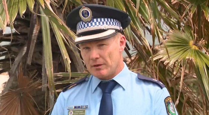 시드니 야라 베이 해변, 비닐에 싸인 아기??