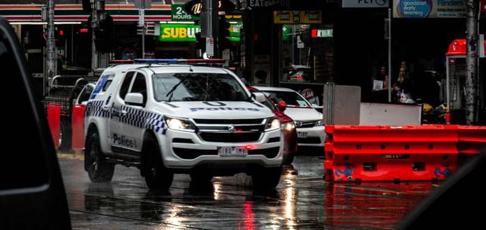 시드니 경찰관, 하우스 파티 중재 중 의식을 잃어