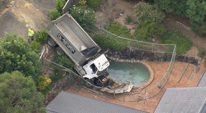 체리브룩의 가정집 뒷마당 수영장으로 덤프 트럭 추락