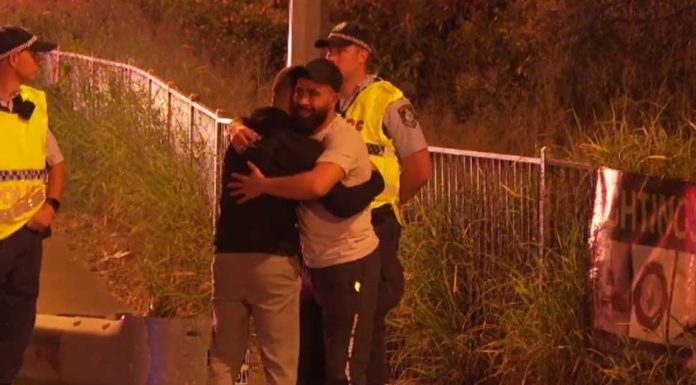 스미스필드에서 고장 난 밴 수리 하려 갓길에 서있다 사망한 운전자