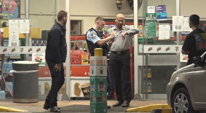 시드니 무어뱅크에서 밤사이 주유소 3군데 강탈, 무장한 두 여성 체포