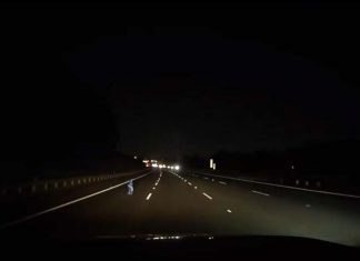 시드니 고속도로에서 방황하는 ‘어린이’?