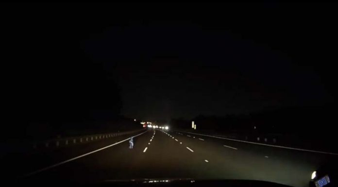 시드니 고속도로에서 방황하는 ‘어린이’?