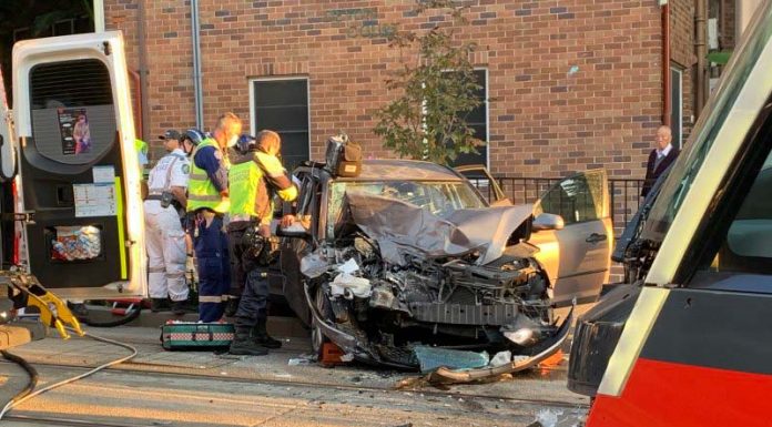 시드니 CBD에서 트램과 충돌 후 차량에 갇힌 운전자 트램과 충돌 후 갇힘