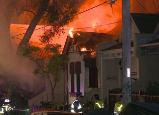 시드니 뉴타운에서 발생한 주택 화재, 10대 청소년체포 A fire has spread through a row of terrace homes in Newtown