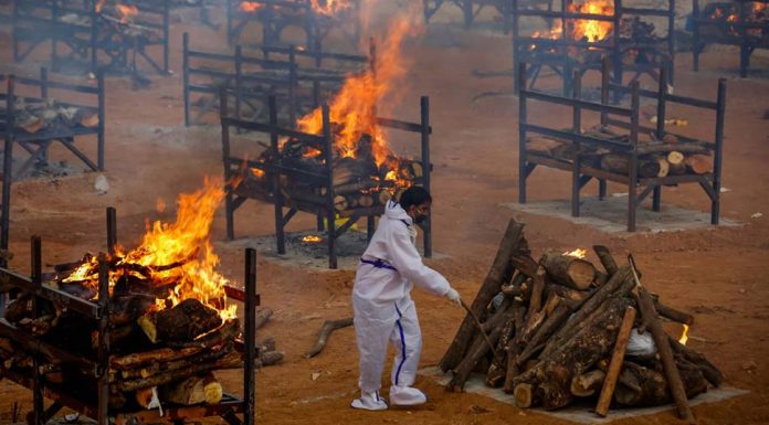 인도체류 호주인 입국하면 징역형에 ‘호주는 백호주의’ 임시화장터 코로나로 숨진 인도인들의 화장의식 진행