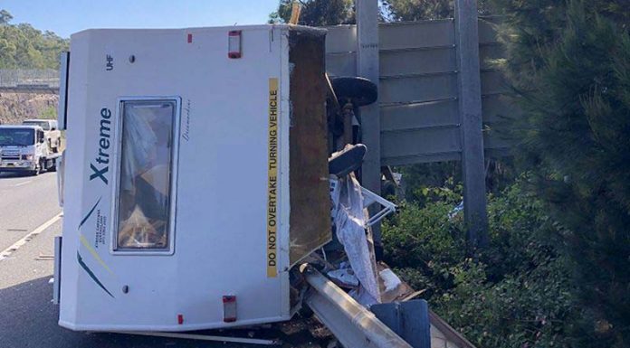 카라반을 들이 받은 후 극적으로 구조된 노부부 카라반 들이받은 구조된 노부부