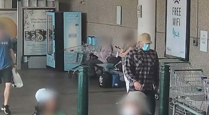 노던비치 경찰, 다이아몬드 반지 도둑 찾기 위해 CCTV 공개 CCTV has been released as police continue to investigate the theft of jewellery