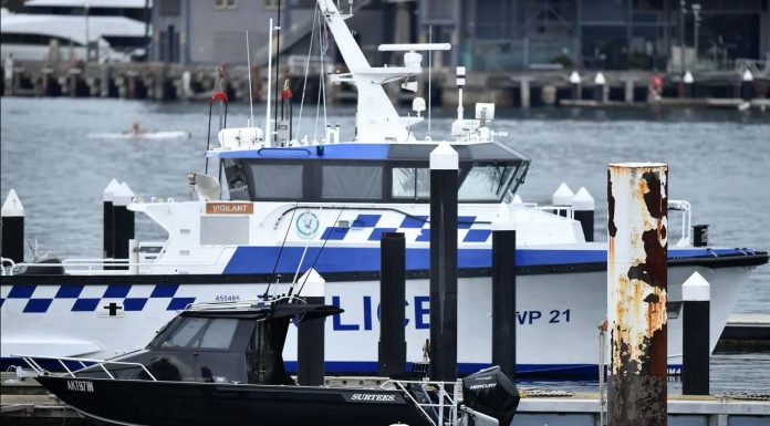 뉴캐슬 해안에서 침몰하는 요트에서 구조된 영국인