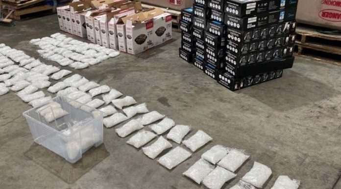 시드니 화물선에서 1억 달러에 가까운 마약 발견 Officers intercepted the Thai cargo vessel