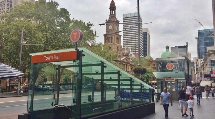 시드니 CBD, 수상한 꾸러미 신고로 시드니 시티 서클 열차 운행 중단 TOWN HALL 타운홀 스테이션