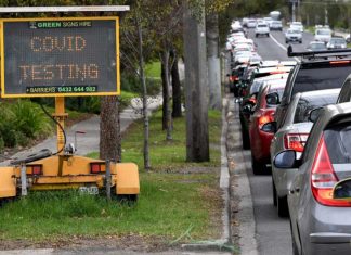 빅토리아 주 지역감염 인도 변종 There have been long queues at COVID testing centres across Melbourne this week. Photo: Getty