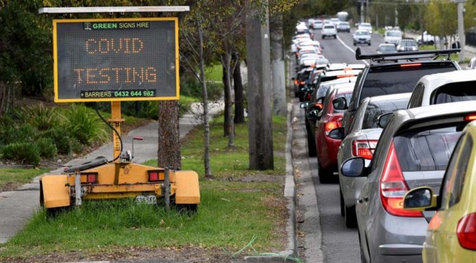빅토리아 주 지역감염 인도 변종 There have been long queues at COVID testing centres across Melbourne this week. Photo: Getty