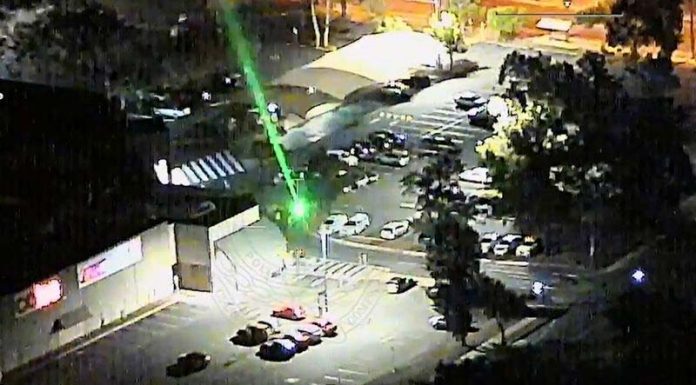 시드니 10대 소년, 밤새 비행기를 향해 레이저 포인터 쏘다 체포 비행기 레이저포인터