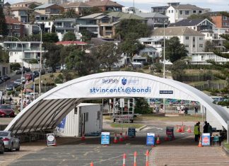 시드니 본다이에서 확진자 발생 A COVID-19 testing clinic at Bondi Beach.CREDITBROOK MICTHELL