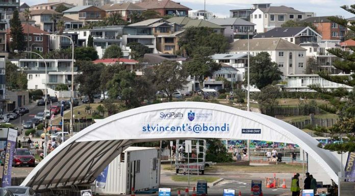 시드니 본다이에서 확진자 발생 A COVID-19 testing clinic at Bondi Beach.CREDITBROOK MICTHELL