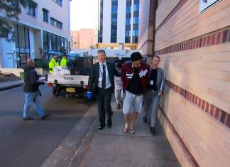 버우드 30대 남성 여성 폭행후 8층 발코니에 매달아 A man (centre) has been charged with allege ... t a home in Sydney's inner west. (9News)