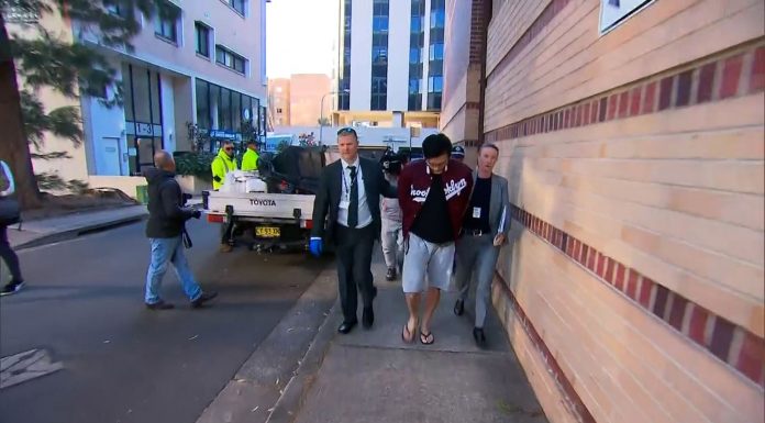 버우드 30대 남성 여성 폭행후 8층 발코니에 매달아 A man (centre) has been charged with allege ... t a home in Sydney's inner west. (9News)