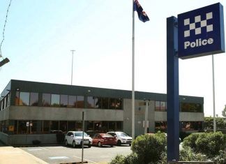 캠벨타운 경찰서 앞에서 도둑질한 간 큰 남자 Campbelltown Police Station is directly opposite a service station which was allegedly robbed at knifepoint on Saturday.Source:Supplied