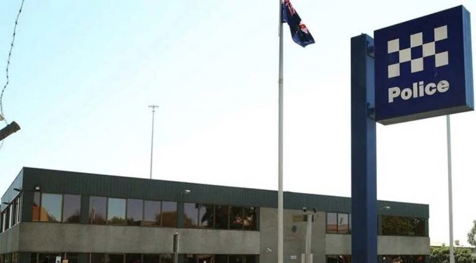 캠벨타운 경찰서 앞에서 도둑질한 간 큰 남자 Campbelltown Police Station is directly opposite a service station which was allegedly robbed at knifepoint on Saturday.Source:Supplied