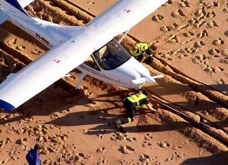 시드니 콜라로이 해변에 비상 착륙한 비행기 Crews attempt to tow the Tecnam P2008 from the Collaroy sands.(ABC News)