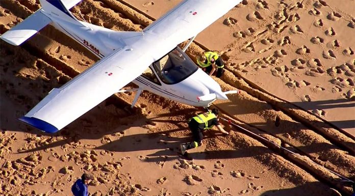 시드니 콜라로이 해변에 비상 착륙한 비행기 Crews attempt to tow the Tecnam P2008 from the Collaroy sands.(ABC News)