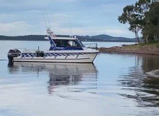 NSW카루아 강, 4세 여아, 카약 사고로 익사 Emergency services were called to Mallabula Point in Mallabula about 230pm today following reports a child was found unresponsive in the water. (9News)
