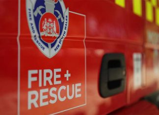 쿠라강 섬의 화학공장에서 발생한 대형 화재로 유독성가스 방출 Firefighters are working to contain a fertiliser fire at Kooragang near Newcastle NCA NewsWire Christian GillesSourceNews Corp Australia