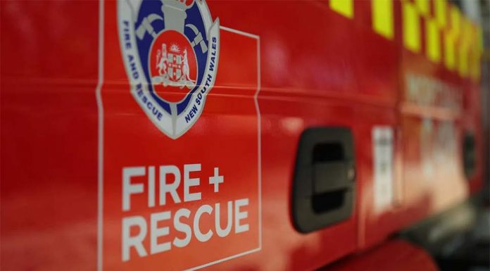 쿠라강 섬의 화학공장에서 발생한 대형 화재로 유독성가스 방출 Firefighters are working to contain a fertiliser fire at Kooragang near Newcastle NCA NewsWire Christian GillesSourceNews Corp Australia