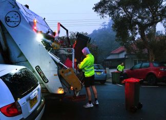 시드니 주민, 오전 4시 쓰레기 수거 트럭 시끄럽다 항의 Men-load-rubbish-into-a-truck-that-collects-residential-waste-along-Macauley-street-in-Leichhardt.CREDITKATE-GERAGHTY