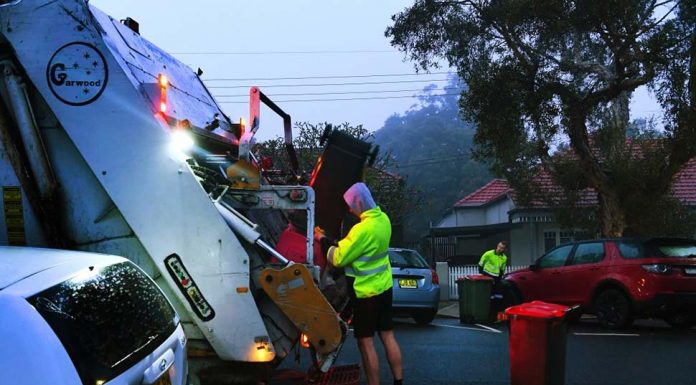 시드니 주민, 오전 4시 쓰레기 수거 트럭 시끄럽다 항의 Men-load-rubbish-into-a-truck-that-collects-residential-waste-along-Macauley-street-in-Leichhardt.CREDITKATE-GERAGHTY
