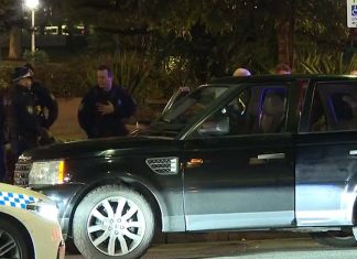 시드니 CBD에서 차량 절도 용의자 3명 체포 Police officers inspect the allegedly stolen vehicle after a high-speed pursuit through Sydney's CBD. (Nine)