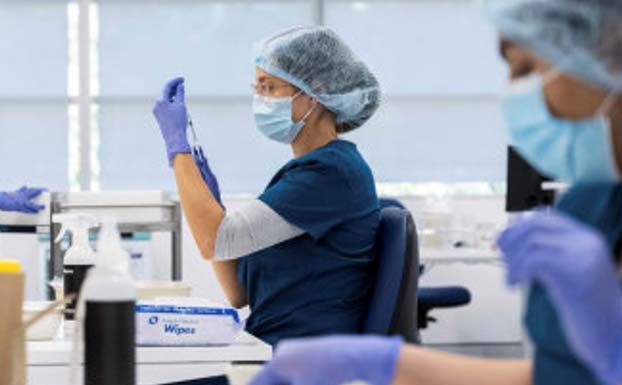 호주인 코로나 백신접종 쾌속행진 Staff members prepare vaccines at a New South Wales COVID-19 mass vaccination hub as it opens at Sydney Olympic Park in Sydney, Australia, May 10, 2021. (Photo James GourleyPool via REUTERS)