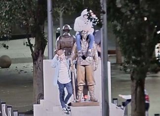 마틴 플레이스, 1차 세계 대전 기념비에 극도로 무례한 행동 보인, 5명 기소 The alleged incident has been described as an act of stupidity by police. (NSW Police)