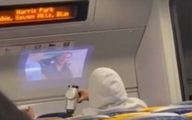 시드니 기차에서 영화 보며 마시지 하는 남성 The man was seen projecting a movie and giving himself a massage. Credit rinzaghimireTikTok