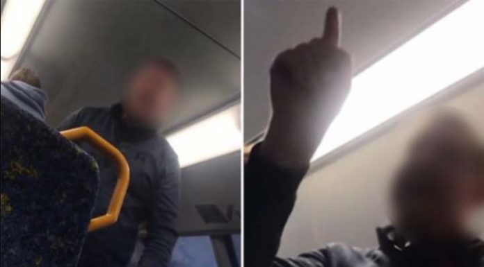 열차 안에서 십대들에게 비명을 지른 남자들 The moment Sydney train commuters confront a group of teens for playing music loudly has been filmed. Credit TikTok