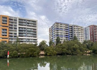 부실공사 아파트에 뿔난 소유주들, 개발업체 고소 Toplace's Riviera apartments along the Parramatta River were completed in 2018.(ABC News Josh Bavas)