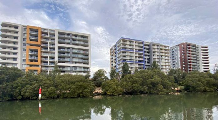 부실공사 아파트에 뿔난 소유주들, 개발업체 고소 Toplace's Riviera apartments along the Parramatta River were completed in 2018.(ABC News Josh Bavas)
