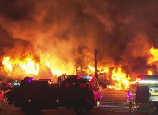 NSW 센트럴 코스트에서 대형 트럭 화재 발생 Two-road-workers-have-been-seriously-injured-in-a-fiery-truck-crash-on-the-NSW-Central-Coast.-(9News)