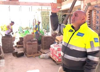 시드니 시민들 휴가 비용, 수십억 달러 레노베이션(Renovation)에 투자 Billions of dollars of pandemic savings are being ploughed back into homes, which is leading to a tradie and materials shortage and forcing up prices. (9News)