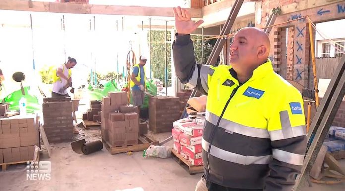 시드니 시민들 휴가 비용, 수십억 달러 레노베이션(Renovation)에 투자 Billions of dollars of pandemic savings are being ploughed back into homes, which is leading to a tradie and materials shortage and forcing up prices. (9News)