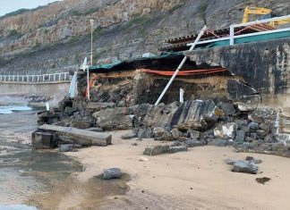 맨리-서큘러퀴 페리를 멈추게 한 파도, 뉴캐슬에선 방조제가 무너져 Rough surf has brought down a section of the old seawall at South Newcastle Beach. Picture: Supplied ABC/Madeline LewisSource:News Corp Australia