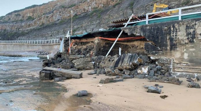 맨리-서큘러퀴 페리를 멈추게 한 파도, 뉴캐슬에선 방조제가 무너져 Rough surf has brought down a section of the old seawall at South Newcastle Beach. Picture: Supplied ABC/Madeline LewisSource:News Corp Australia