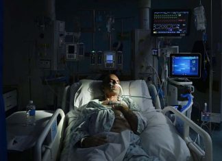 “외출하지말라!” 락다운 2주연장 A COVID-19 patient receives treatment in ICU at St Vincent’s Hospital.CREDITKATE GERAGHTRY