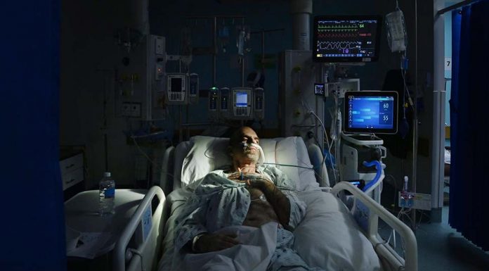 “외출하지말라!” 락다운 2주연장 A COVID-19 patient receives treatment in ICU at St Vincent’s Hospital.CREDITKATE GERAGHTRY